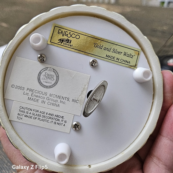 Precious Moments' 25th anniversary musical Snowglobe "Gold and Silver Waltz" - Picture 7 of 11